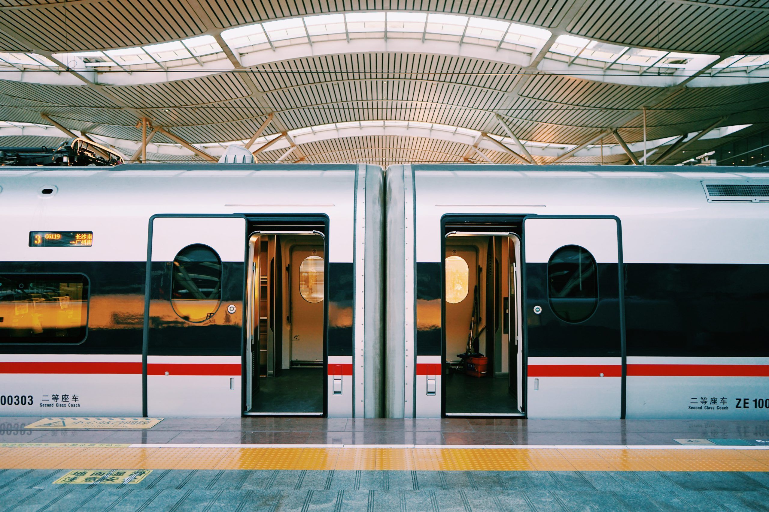 Voitures de train avec des portes ouvertes dans une gare