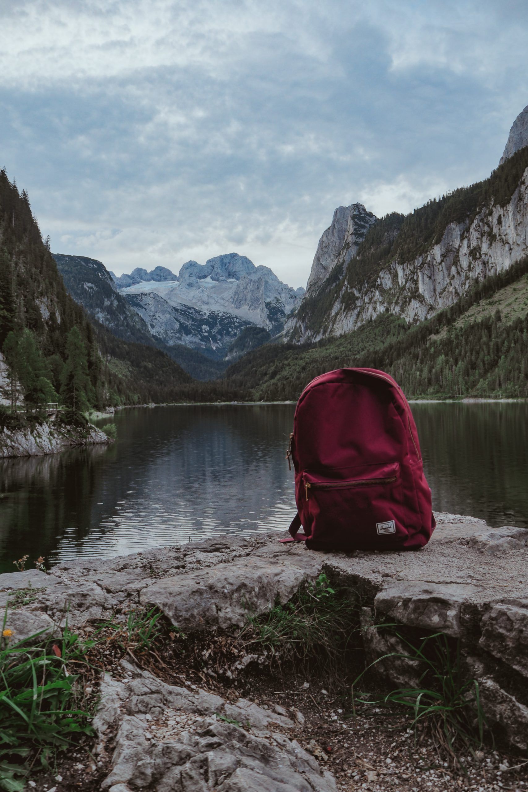 Sac à dos rouge au bord d'un lac