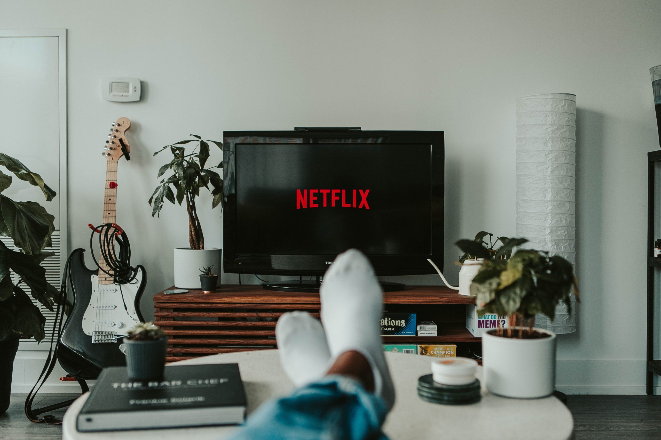 Pieds sur une table devant une télévision 