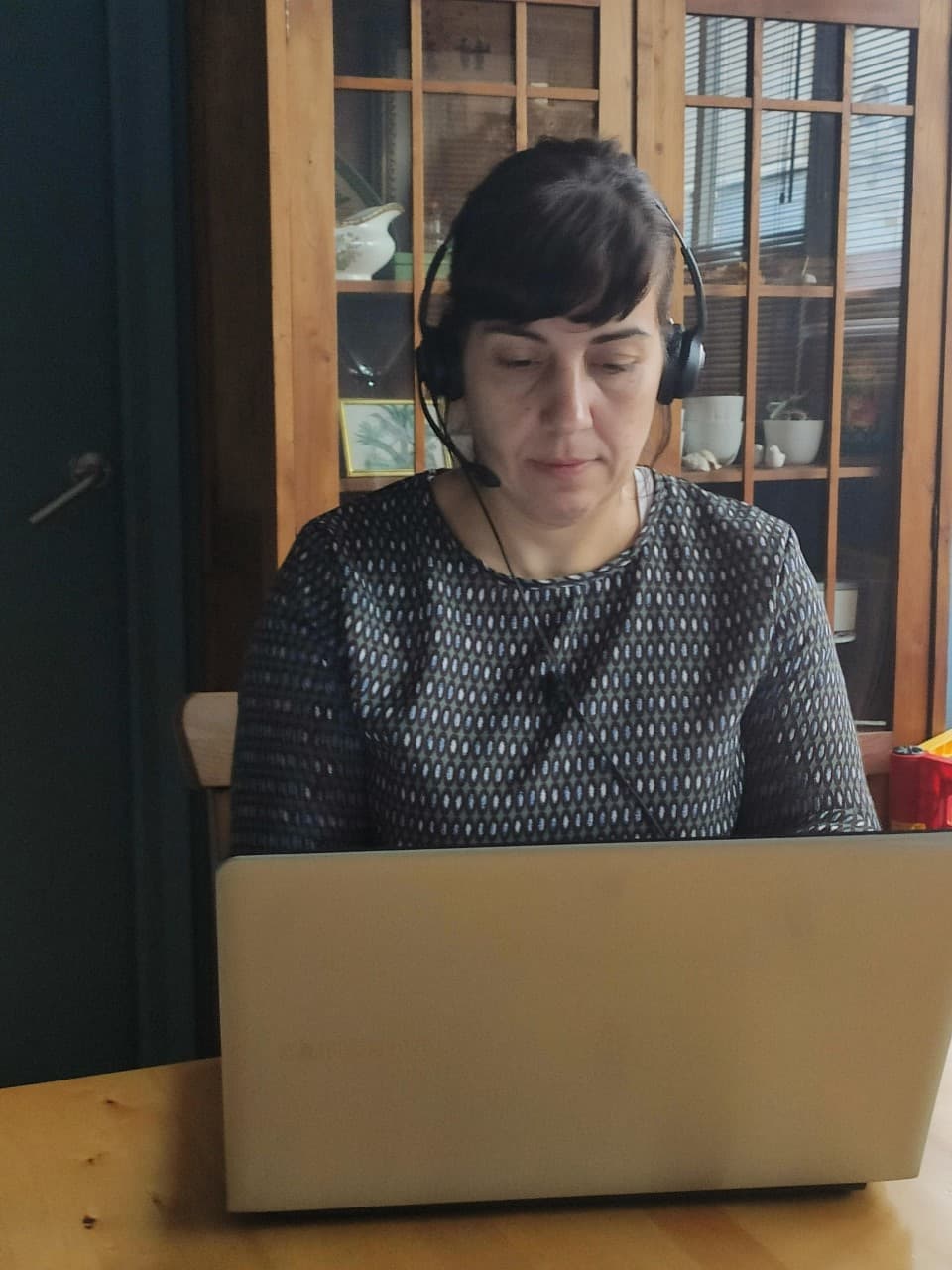Chesca Guim effectuant de l'interprétation simultanée en cabine.